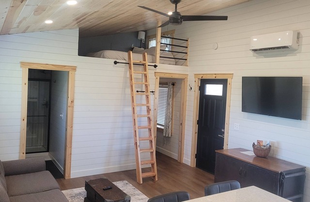 Cozy and modern cabin adjacent to Banner Creek Lake by Holton, KS.