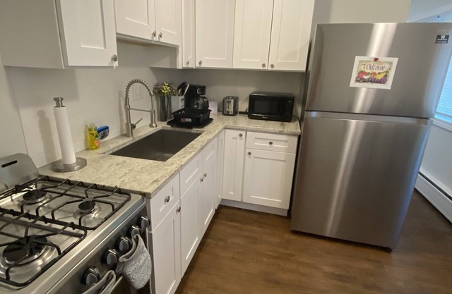 Cozy and Modern Studio with Parking!