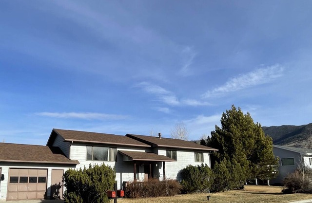 Cozy and Quaint 2 Bedroom close to the Lady of the Rockies