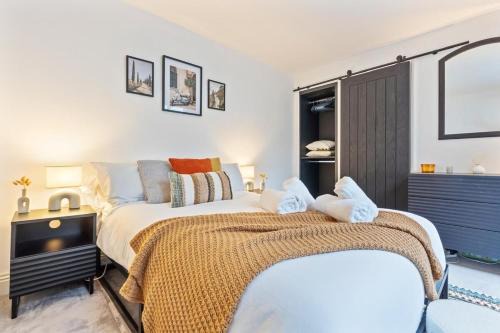 Cozy and Quiet Central 2 minutes walk from Main Street flat w Garden