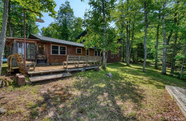 Cozy and quiet northern cabin with fabulous lake views and screen porch.