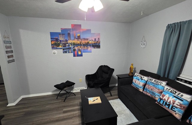 Cozy and Serene 2-bedroom pet friendly house with AC in Downtown Lorain