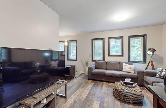 Cozy and Serene Retreat with AC, Streaming in Loretto, ON