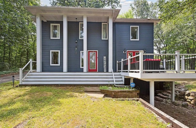 Cozy and spacious home in Twin Lakes Area.