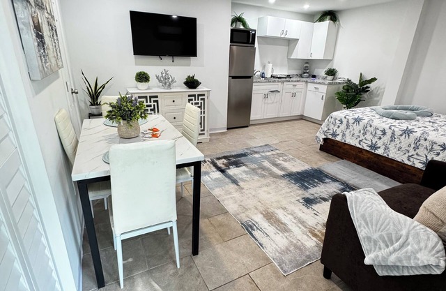 Cozy and Spacious Studio with AC and WiFi only 12 Min away from Ft Lau Airport