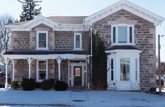 Cozy and spacious upper storey apartment with self check-in, steps from DT Galt