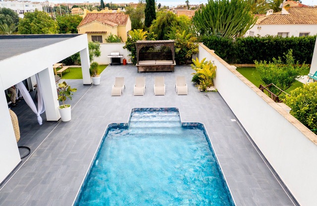 ACOGEDORA Y SOLEADA VILLA INDEPENDIENTE CON PISCINA PRIVADA.