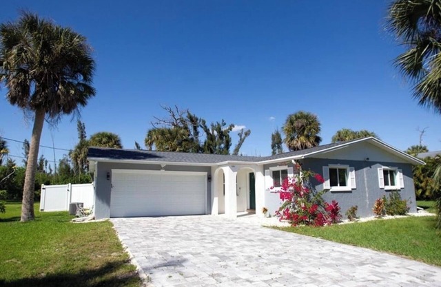 Cozy and warm 3-bedroom cottage with a pool in the island