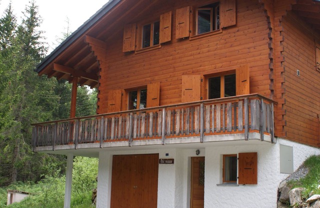 Acogedora y bien equipada casa de campo en el borde de un pequeño arroyo en Champex-Lac
