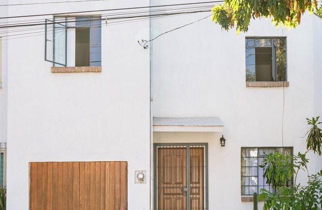 Acogedora y bien localizada en La Americana, para disfrutar el barrio y la casa!