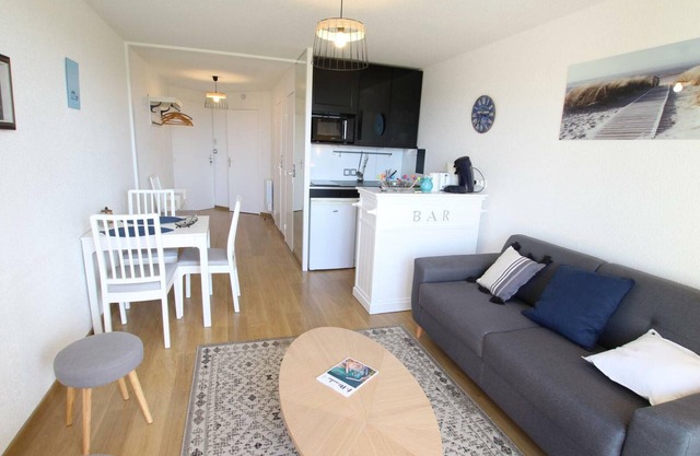Apartamento acogedor con balcón, vista al mar, Internet y parking en Donville-les-Bains