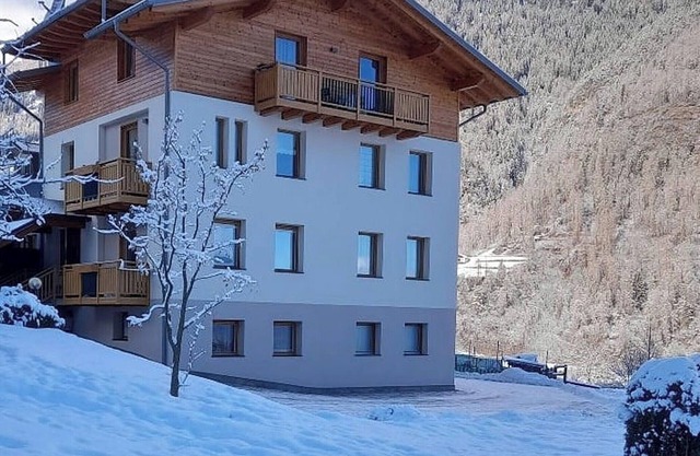 Acogedor apartamento "Casa Penasa 1 "con vistas a la montaña, Wi-Fi y jardín