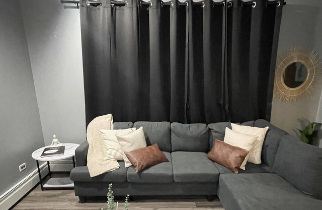 Cozy Apartment close to Downtown w/ Parking