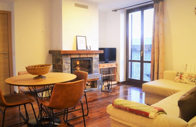 Apartamento acogedor con una gran chimenea