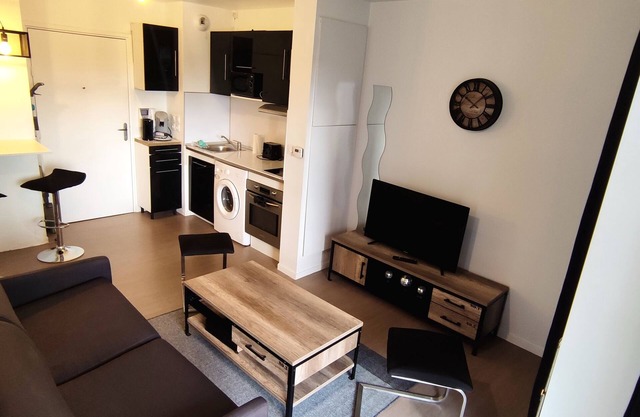 Cozy apartment F1, 12 min from La Défense and Paris/1min from the T2 streetcar