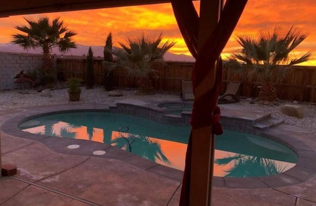 Cozy Apartment fast Wi Fi washer/dryer kitchen, pool & spa!