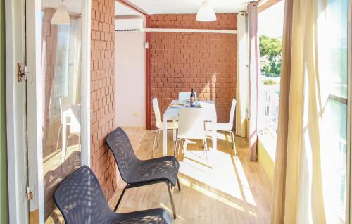 Cozy Apartment In Alicante With Wifi