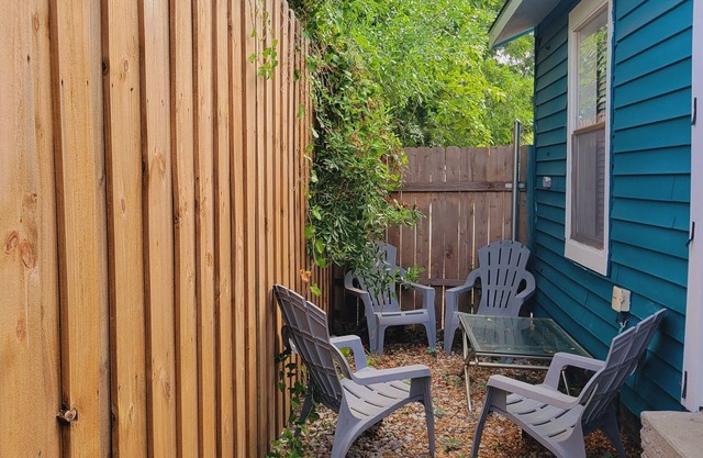 Cozy apartment in charming Denton walkable to TWU