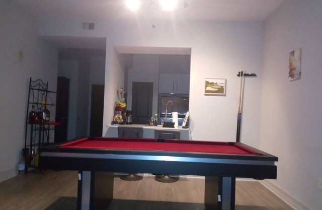 Cozy apartment in Midtown Atlanta Parking space view pool table spacious & clean