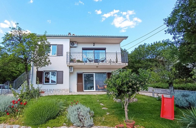 Acogedor apartamento en Smrika con.
