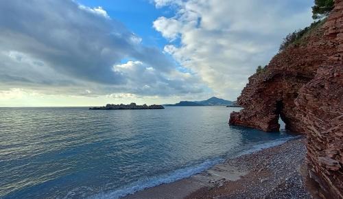 COZY APARTMENT in Sveti Stefan, Budva -green area, terrace & parking