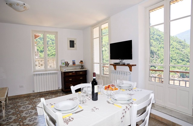 Acogedor apartamento en el corazón medieval de Pigna con vistas panorámicas.