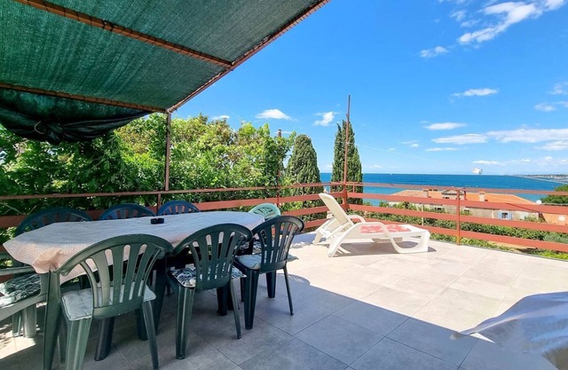 Acogedor apartamento a sólo 100 metros de la playa con vistas panorámicas, zona para tomar el sol, barbacoa