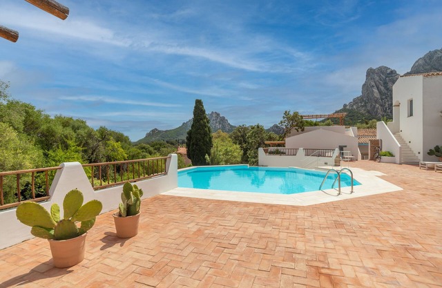 "Cozy apartment Lemon San Pantaleo" with Shared Pool, A/C & Terrace; Parking Available, Pets Allowed