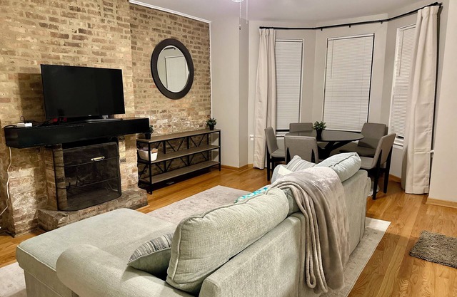 Cozy apartment near zoo, DePaul, Oz Park and much more!