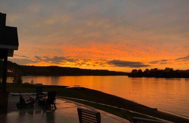 Cozy apartment on the water and the trail. One mile from downtown Houghton.
