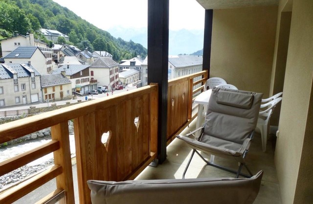Cozy apartment sleeping 8 located near Sers