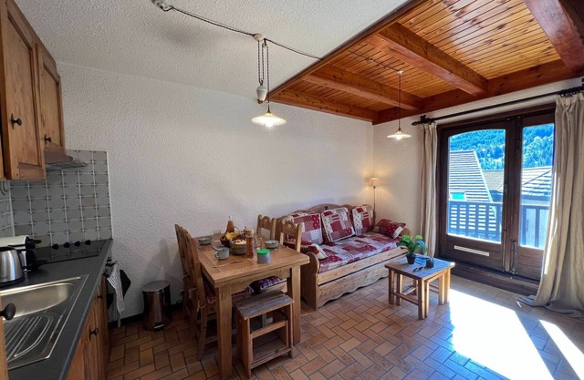 Cozy Apartment · Village Center · Fireplace · Mountain Views · 10 Min to Pistes