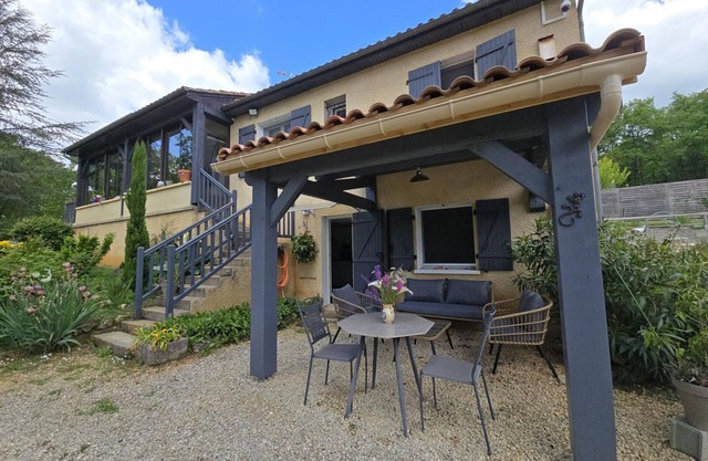 Cozy apartment with terrace and pool in Périgord Noir