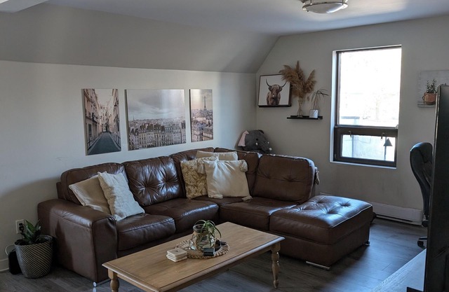 Cozy Apartment with Large Balcony, Steps to Metro and Downtown Montreal