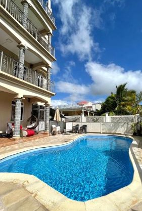 Cozy Apartment with Pool & 10 mins walk to Beach
