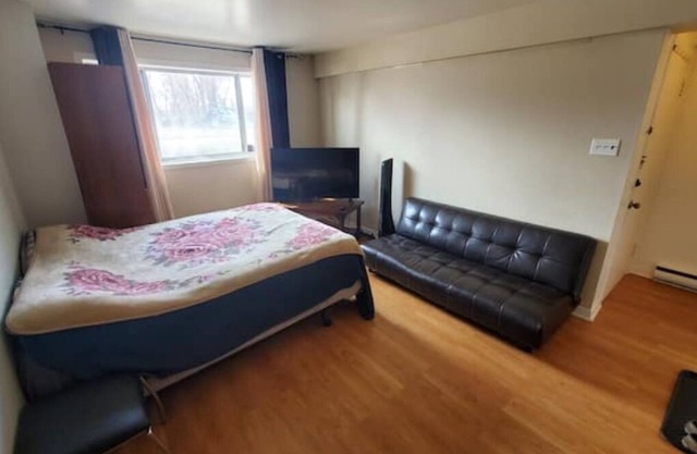 Cozy Apartment with Parking, River View, 15 minutes Downtown