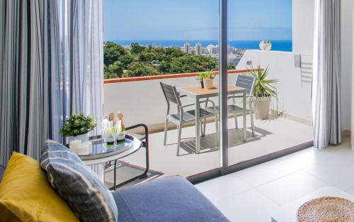 Cozy apartment with seaview and parking