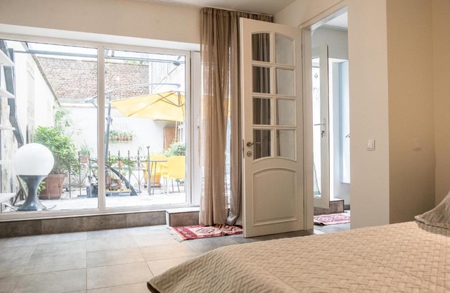 Cozy Apartment With The Inner Garden in Central Vake
