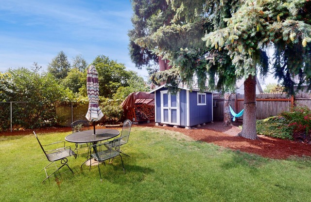 Cozy apartment with WiFi, streaming, kitchenette, W/D, shared backyard