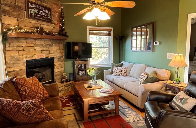 Cozy Appalachian Mountain Cabin with a beautiful mountain range view & sunsets