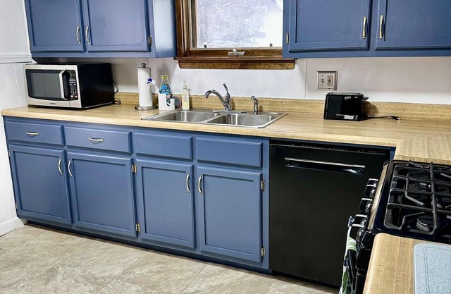 Cozy Arts & Crafts Home in the Heart of Lubec! Walk to all local amenities.
