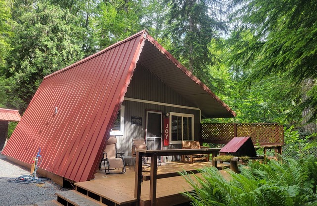 Cozy Ashford cabin, well appointed & only minutes to the Mount Rainier entrance.