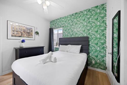 Cozy Backhouse Stay – Sleeps 2 Beverly Hills Adj