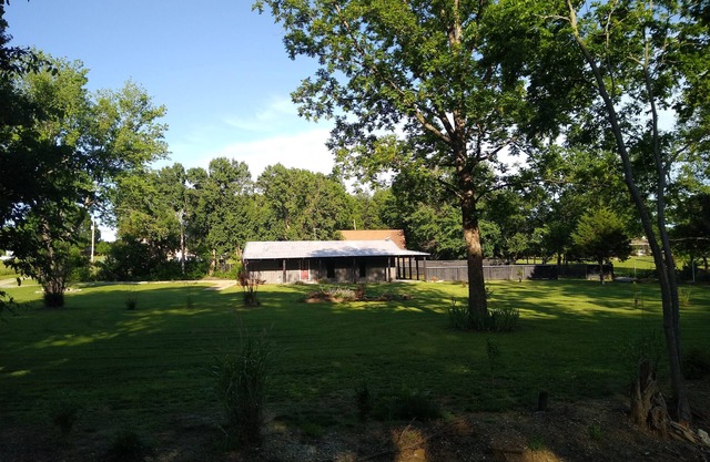 Cozy Barndominium near Will Rogers Downs and Highway 44. Quiet country setting