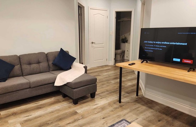 Cozy Basement Apartment in Churchill Meadows