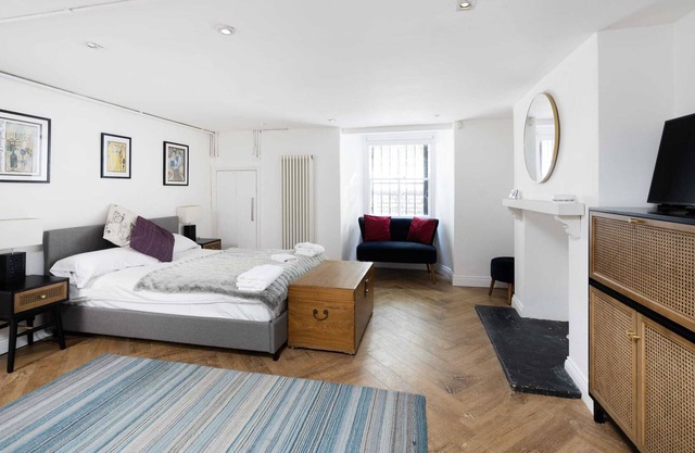Cozy basement flat unit in London