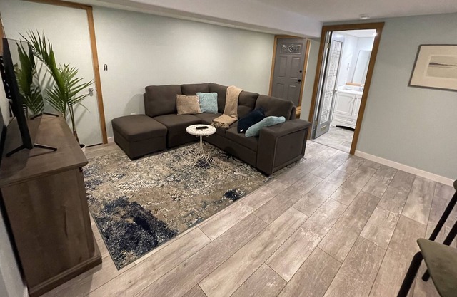Cozy basement suite- Cumberland, close to bike trails