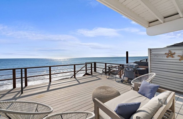 Cozy Beach Cottage On The Sand!