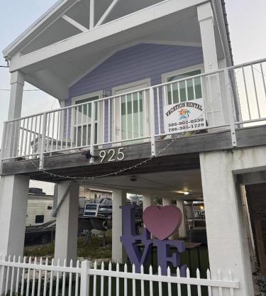 Cozy beach house with pool 2 bedrooms 1 bathroom