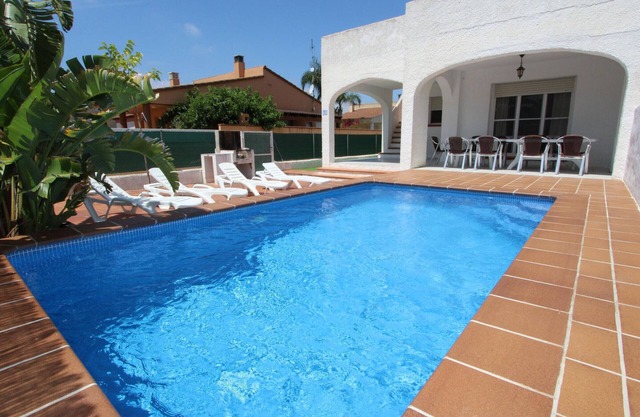 Casa con Piscina Privada, Cerca del Mar, WiFi Gratuito, Aire Opcional, Se Admiten Mascotas